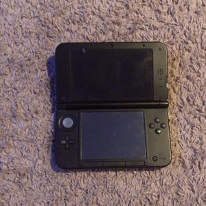 NINTENDO 3DS XL with 4 games and a charger included